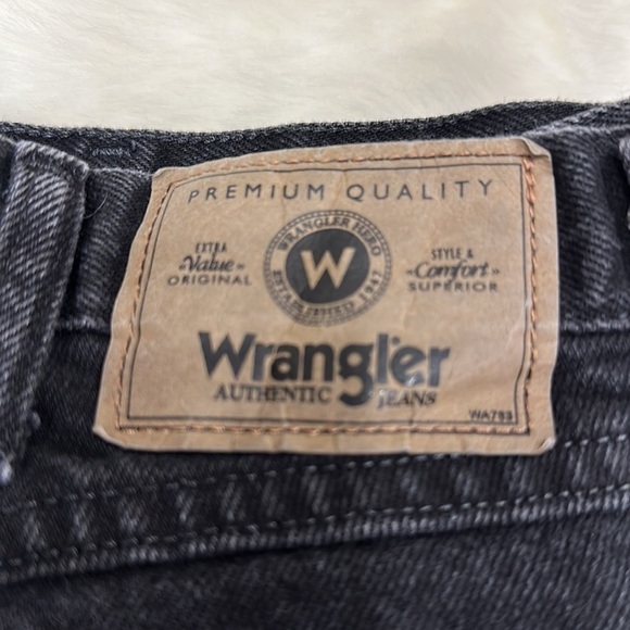 Wrangler 38 x 29 relaxed fit black used in excellent condition - Picture 10 of 12